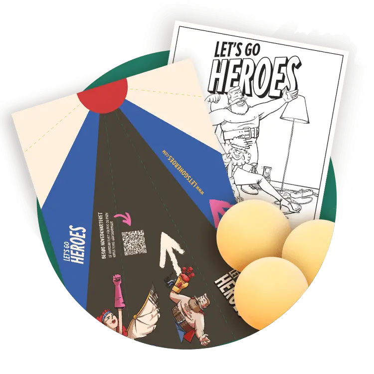 En samling af Let's Go Heroes' kreative materialer, herunder et foldbart informationskort designet til at blive omdannet til et papirfly, hvilket tilføjer en interaktiv dimension til læringen. Ved siden af ligger en tegneserie, der også fungerer som en malebog, hvilket giver børn muligheden for at tilføje deres egen kreativitet til historierne. Disse elementer er omhyggeligt arrangeret for at fremvise de forskellige måder, hvorpå Let's Go Heroes fremmer kreativitet, engagement og fysisk aktivitet.