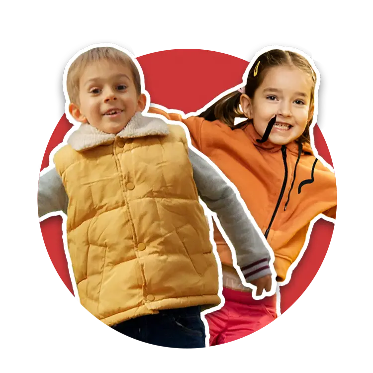 To glade børn, en dreng og en pige, er i bevægelse og ser ud til at lege. Drengen bærer en gul vest, mens pigen er iført en orange jakke. Billedet udstråler glæde og energi, hvilket reflekterer Let's Go Heroes' engagement i at fremme leg og fysisk aktivitet blandt børn.